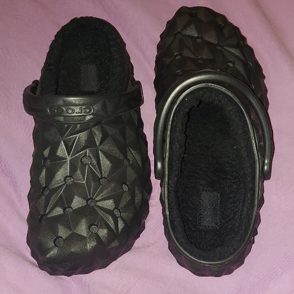 CROCS. Textured Fuzz-Lined Clogs